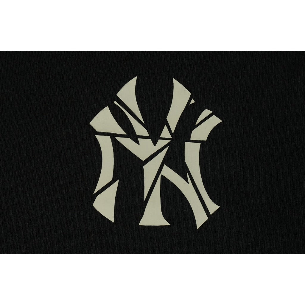 เสื้อโอเวอร์ไซส์ New Era รุ่น New York Yankees Shattered Logo Black Oversized Short Sleeve T-Shirt