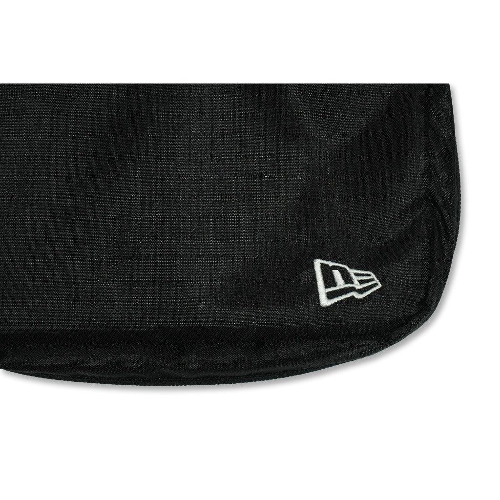 กระเป๋า New Era รุ่น New Era Travel Era Water Repellent Black Kit Wash Pouch